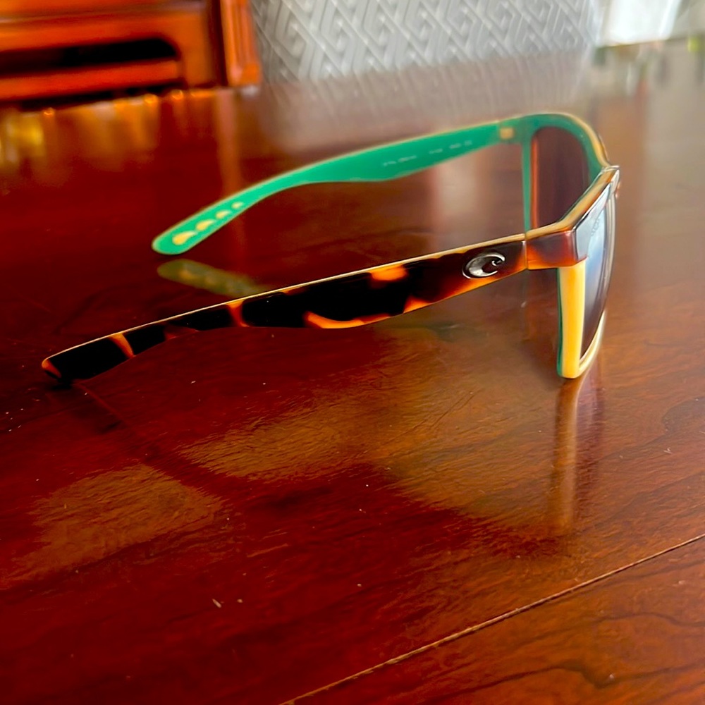 Costa womens sunglasses, like new . Barely worn. No scratches. Comes with case.